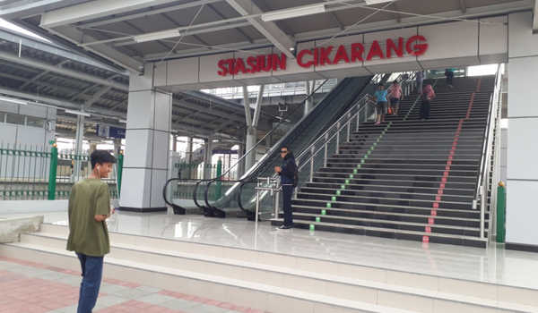 Penumpang KRL di Stasiun Cikarang Jalani Swab Tes Antigen 